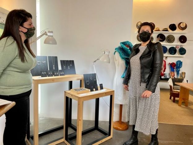 El trabajo de las seis artesanas que ocupan la Sala de la Fedac canaliza el homenaje a la contribución de las mujeres al patrimonio cultural canario