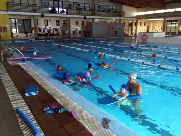 G&aacute;ldar: El Alumnado de las Median&iacute;as disfruta de las Piscinas Municipales