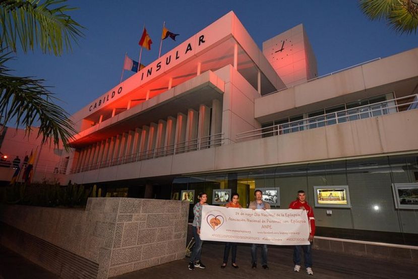 El Cabildo grancanario, de naranja para que no se discrimine a las personas con epilepsia, una enfermedad que no discrimina