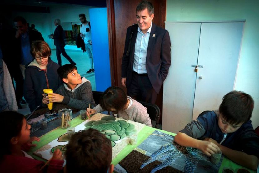 Estudiantes del CEIP Teófilo Pérez presentan a Clavijo su país imaginario