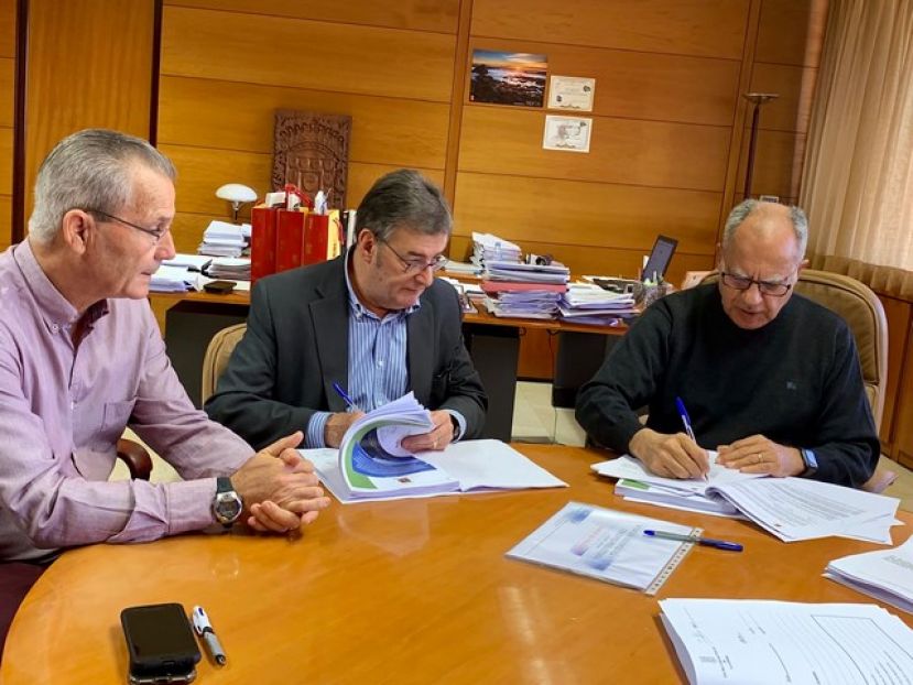La Gomera: El Cabildo formaliza el contrato del servicio de recogida selectiva