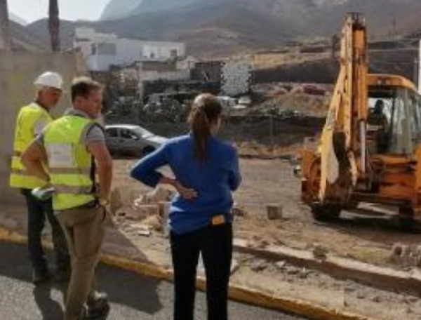Agaete: Cae el muro que separaba a los vecinos de la calle San Germán durante 30 años