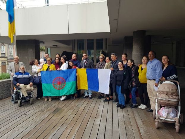 La comunidad gitana de Gran Canaria recibe por primera vez el reconocimiento del Cabildo con el izado de su bandera
