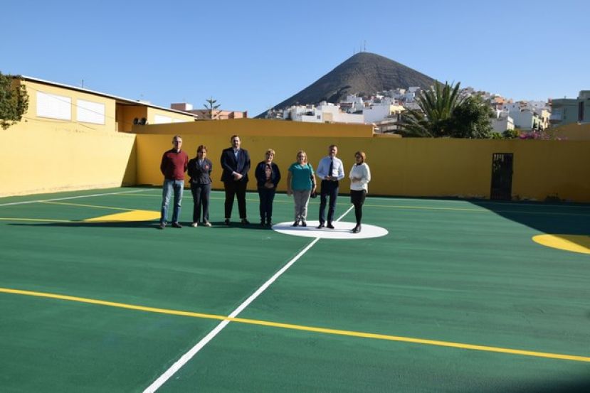 G&aacute;ldar: El colegio Antonio Padr&oacute;n estrena el pavimento de sus canchas deportivas