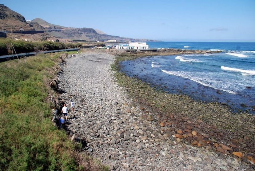 Las zonas de baño de la costa de Moya contarán con socorristas en verano