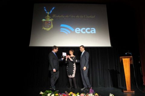 Guía: Entrega de la Medalla de Oro de la Ciudad a la emisora Radio Ecca