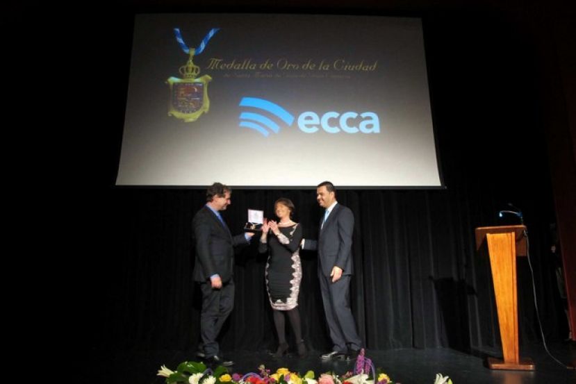 Guía: Entrega de la Medalla de Oro de la Ciudad a la emisora Radio Ecca