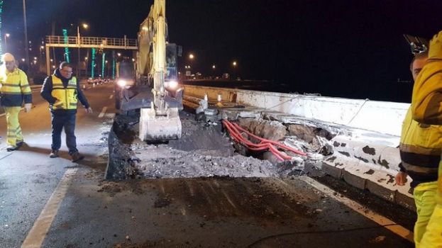 M&aacute;s de 30 personas se esforzaron para mantener operativa la Avenida Mar&iacute;tima