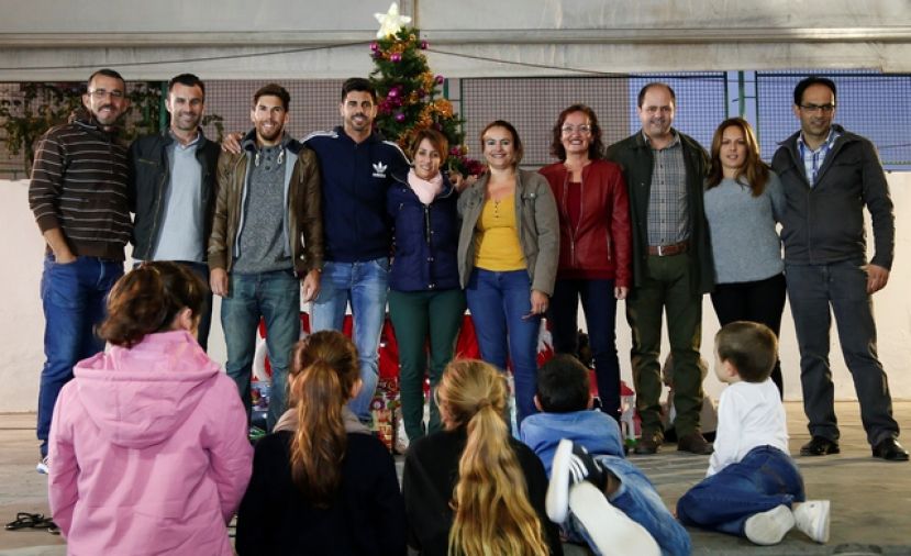 Los niños de Mogán entregan más de un centenar de juguetes solidarios