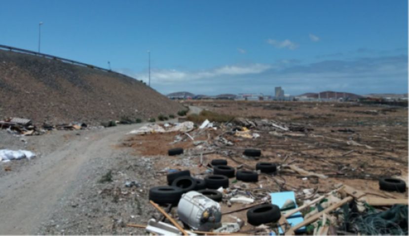 El Cabildo retira en los m&aacute;rgenes de la GC-1 y la GC-2, 18.000 toneladas de escombros