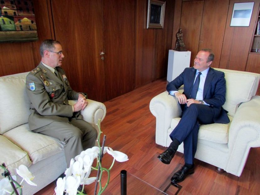 El alcalde ​de Las Palmas de Gran Canaria​, recibe al nuevo Jefe del Mando de Canarias