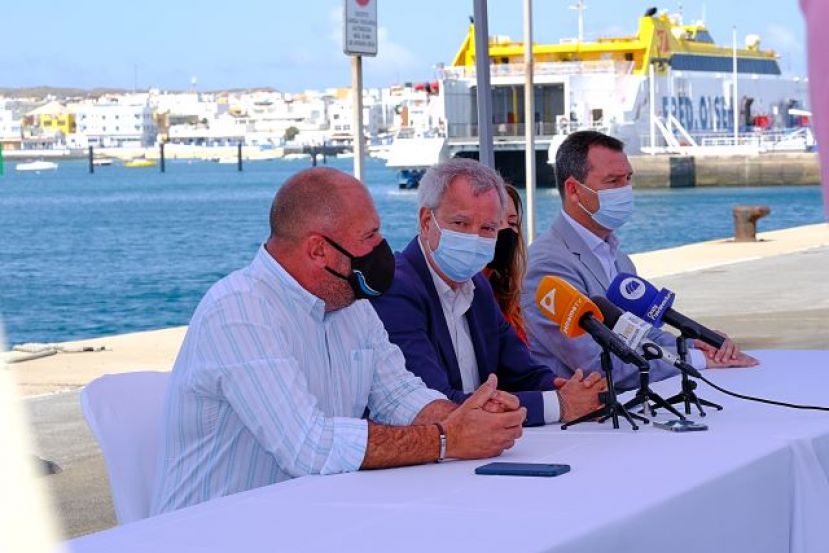 El consejero Franquis presenta el borrador del proyecto para crear una nueva dársena en el puerto de Corralejo