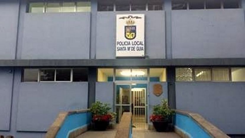 La Policía Local detiene a dos personas por forzar vehículos en Santa María de Guía