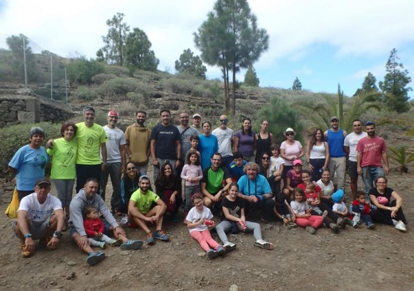 Colectivos ciudadanos plantan 150 &aacute;rboles y plantas en las laderas de la Goleta-Arucas
