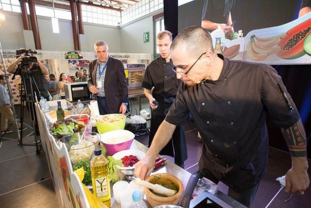 Lluis Serra y el chef Roberto Mendewald fomentan el consumo de productos locales con tres recetas en Gran Canaria Me Gusta