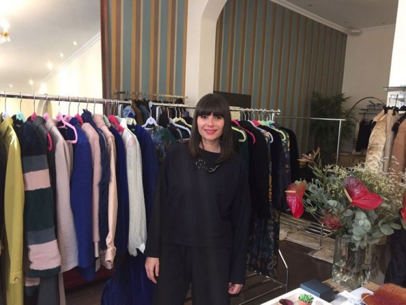 La diseñadora Aurelia Gil renueva el ‘showroom’ madrileño de Moda Cálida