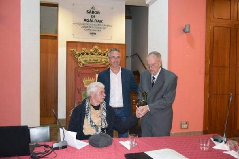 Agaete felicita a Sebasti&aacute;n Monz&oacute;n por el premio ELVA G&aacute;ldar 2018