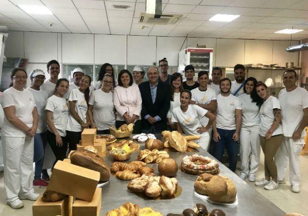 Un grupo de 17 j&oacute;venes aprenden a elaborar distintos tipos de pan y boller&iacute;a en un curso organizado por el Cabildo