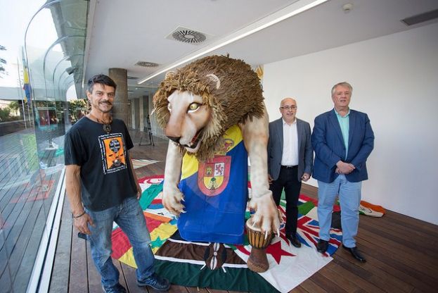 El gran le&oacute;n del Womad se instala en el escaparate del Cabildo de Gran Canaria