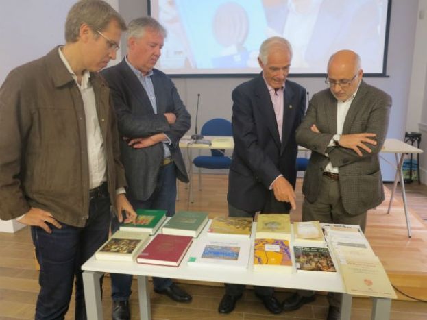 Maximiano Trapero dona a la Biblioteca Insular un copioso fondo bibliogr&aacute;fico resultado de su intensa labor investigadora