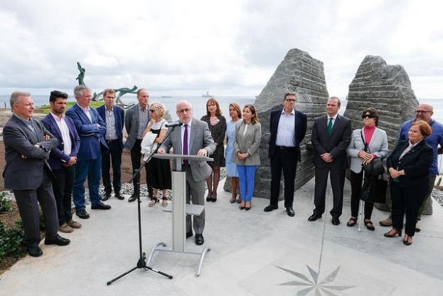Los diez hombres lanzados en sacos con piedras por los franquistas en La Laja son ya recordados con un monumento a su injusto camino al acantilado