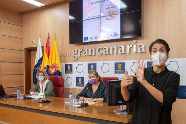 El Cabildo atenderá a las personas sordas con videollamadas a intérpretes y ofrecerá un curso para aprender el lenguaje de signos