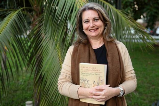 Elvira Roca, autora de &lsquo;Imperiofobia y leyenda negra&rsquo;, participa en una mesa redonda en la Casa de Col&oacute;n