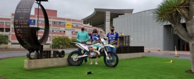 Francisco Castellano recibe a Xenia Melián, la primera mujer piloto canaria en participar en el Campeonato de España de Enduro
