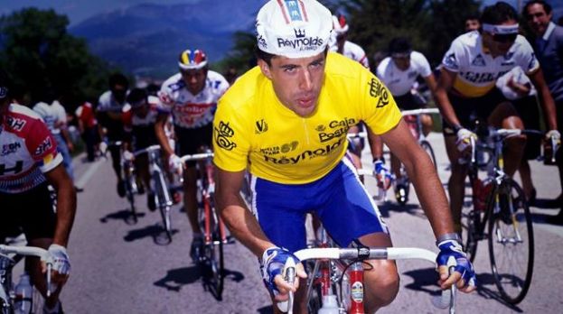 Perico Delgado recorre este jueves, en bicicleta, las calles del municipio de Gáldar con la cantera del ciclismo de Gran Canaria