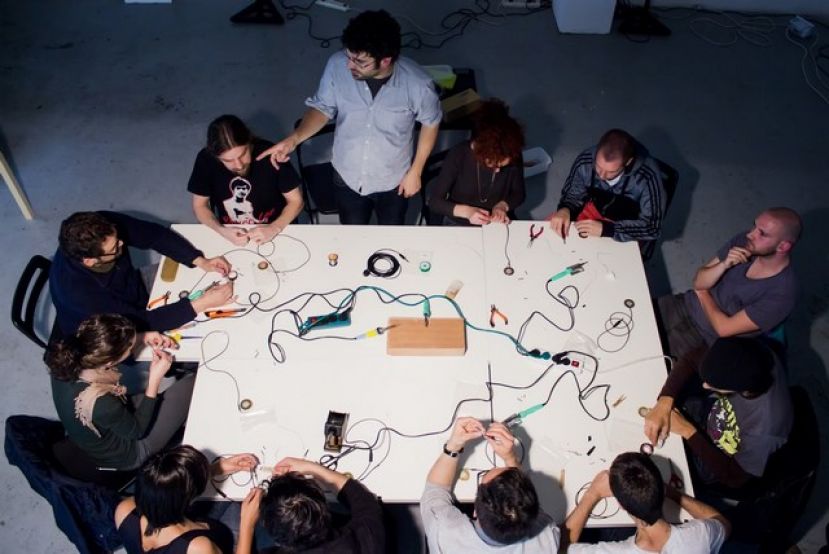 El artista valenciano Edu Comelles imparte un taller sobre paisaje sonoro y microfon&iacute;a en el CAAM