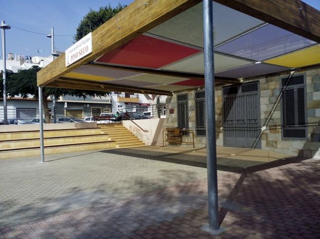 Mog&aacute;n: La plaza de Pino Seco estrena zona de sombra y techumbre
