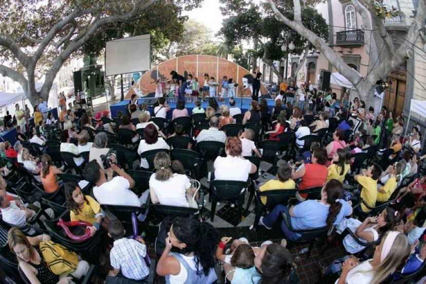 La Alameda de Colón se llena de cuentistas