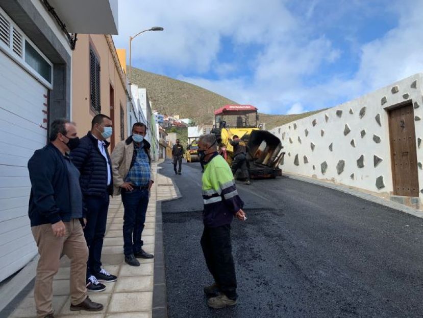 El alcalde de Guía visita las obras del programa ARRU de La Atalaya y Becerril