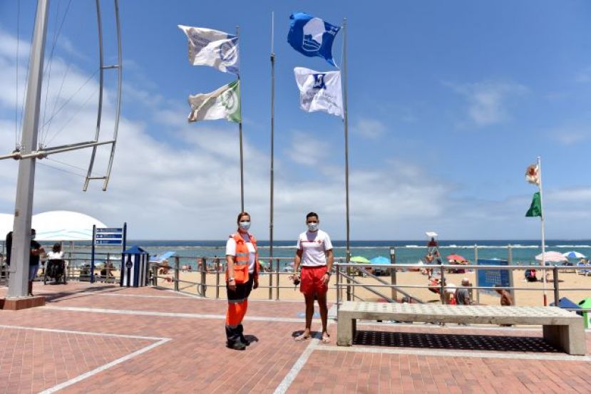 La playa de Las Canteras luce la Bandera Azul y la Q de Calidad Turística 2020
