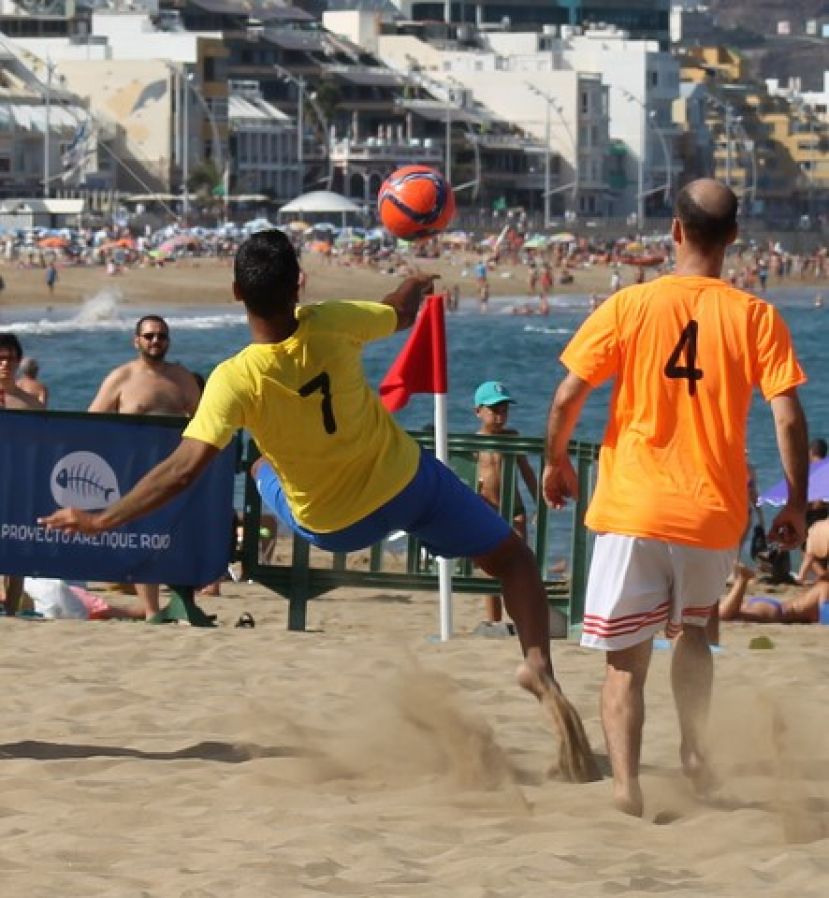 Festival de goles en el primer torneo federado de fútbol playa de Las Canteras