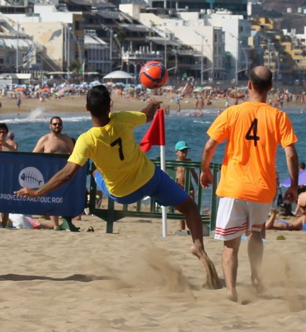 Festival de goles en el primer torneo federado de fútbol playa de Las Canteras