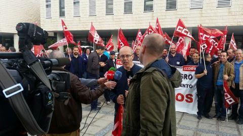 Concentración Trabajadores de mantenimiento del Hospital Doctor Negrín en el Parlamento de Canarias