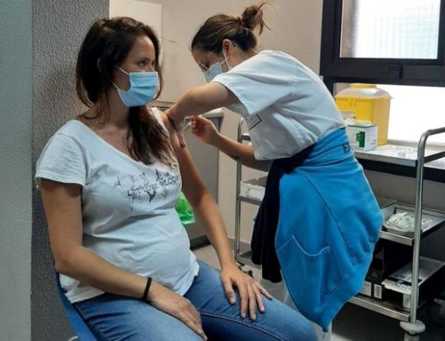Sanidad anima a las mujeres embarazadas a vacunarse contra la COVID-19