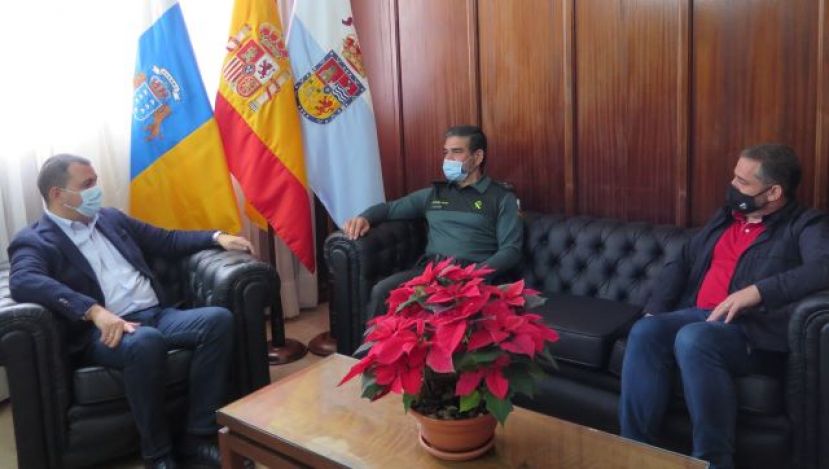 Bienvenida oficial al nuevo capit&aacute;n jefe de la Guardia Civil de Santa Mar&iacute;a de Gu&iacute;a