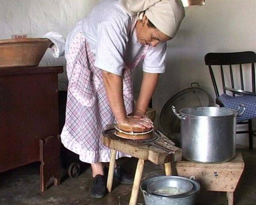 Una treintena de personas cursan una visita guiada a la Casa del Queso de Gu&iacute;a