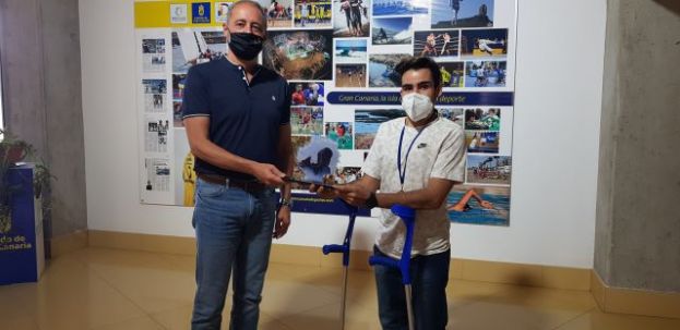 Francisco Castellano agasaja al jugador del ADM Econy Raúl Vega, reciente campeón de Europa Sub-22 de Baloncesto en Silla de Ruedas