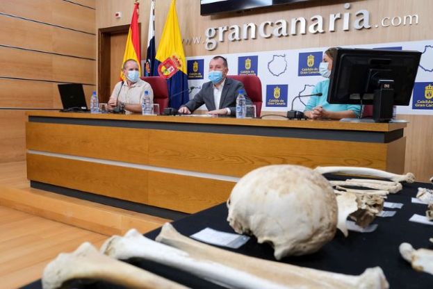 El Cabildo recupera 10.000 huesos del mayor repertorio humano de aborígenes de Canarias y confirma que los perros accedían a los fardos tiernos
