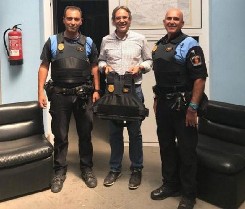 Agaete: El Ayuntamiento entrega nueve chalecos antibala a la Policía Local