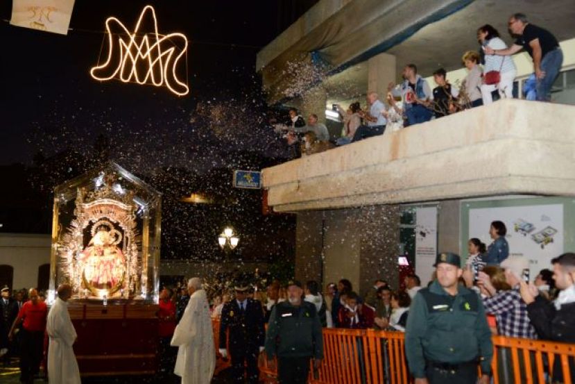 Gu&iacute;a: Nuestra Se&ntilde;ora del Pino fue recibida con las caracolas y una petalada