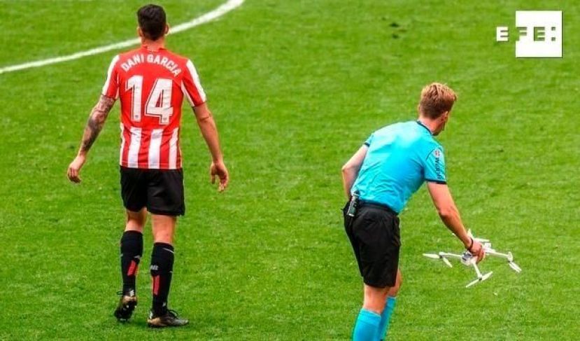 Un dron cae en San Mamés en pleno partido Athletic-Eibar