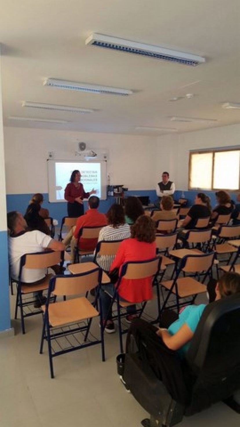 Mog&aacute;n: Las madres y los padres se forman con el programa 'Educar en familia'