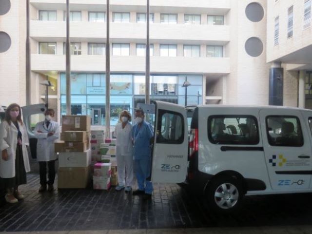 Profesionales del Hospital Dr. Negrín participan en una campaña solidaria de apoyo a los ciudadanos de La Palma
