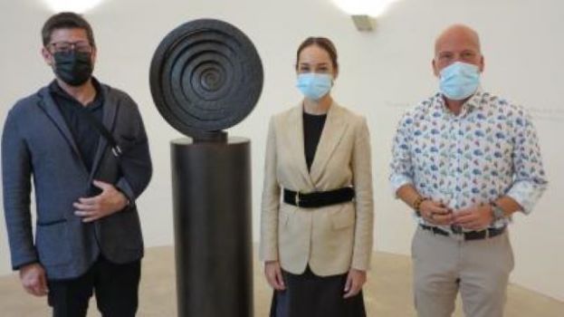 Guacimara Medina cursa una visita institucional a la Fundaci&oacute;n Mart&iacute;n Chirino