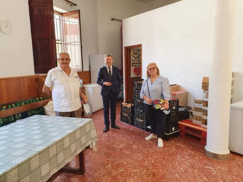 El Cabildo colabora con Cáritas de las parroquias de Vegueta para dar acogida y alimento a decenas de personas