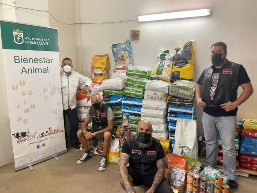 Moteros Bombarderos MC Canarias dona 1300 kilos de alimentos para animales